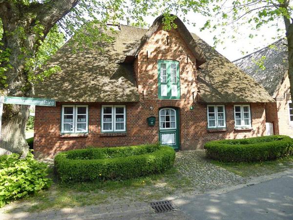 På bildet vises objektet Altes Kapitänshaus som ligger i byen Nieblum.