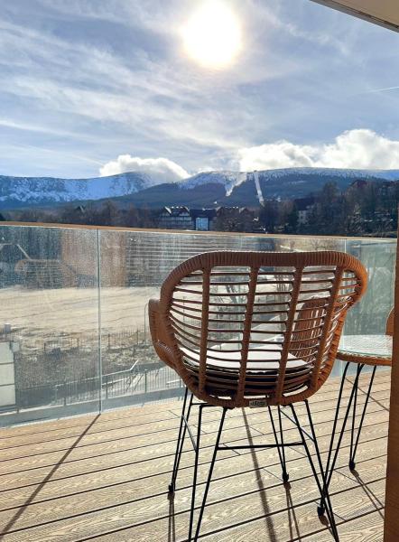 La photo montre l'objet Panorama Karkonoszy - Apartamenty KOMFORT z widokiem na Śnieżkę i Aquapark situé dans la ville de Karpacz.