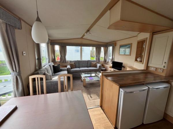 B8, Three Bedroom Caravan - California Cliffs, Parkdean Resort, Scratby - Sleeps 8, Bed Linen, Towels Plus Wi-fi Included - Pet Friendly - Onsite Entertainment And Close To The Beach! - Hemsby