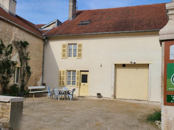 A la foto es mostra l'objecte Gîte spacieux rénové avec jardin clos, 4 chambres, garage, proche de Chaumont. - FR-1-611-1 situat a la ciutat de Dancevoir.