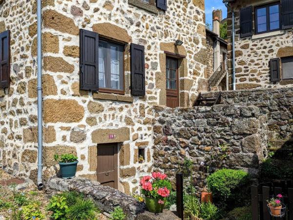 На фото показан объект Évasion au cœur de Polignac : Charme et confort à deux pas du Puy-en-Velay - FR-1-582-382, расположенный в городе Blanzac.