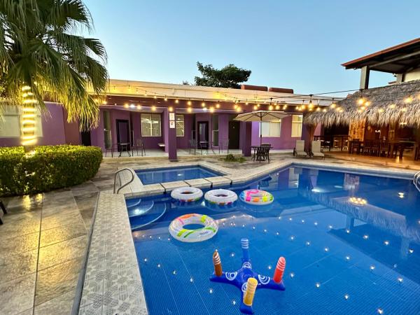 A la foto es mostra l'objecte Tropical Paradise situat a la ciutat de Jacó.