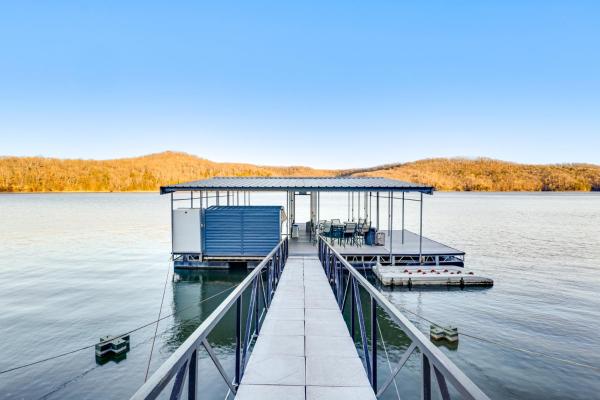写真にはRoach市にあるWaterfront Lake of the Ozarks Home with Private Dockが写っています。
