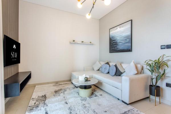 På billedet ses objektet STAY BY LATINEM Luxury 1BR Holiday Home CVR A2504 near Burj Khalifa beliggende i byen Dubai.