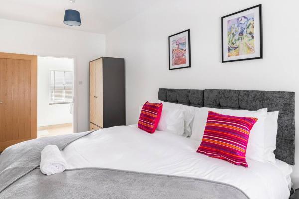 A la foto es mostra l'objecte Impressive 4 Bed House Sleeps 8 Private Parking, Fast WiFi 2x Smart TVs Netflix & Foosball, Business Travellers Relocaters Leisure Welcome situat a la ciutat de Haversham.