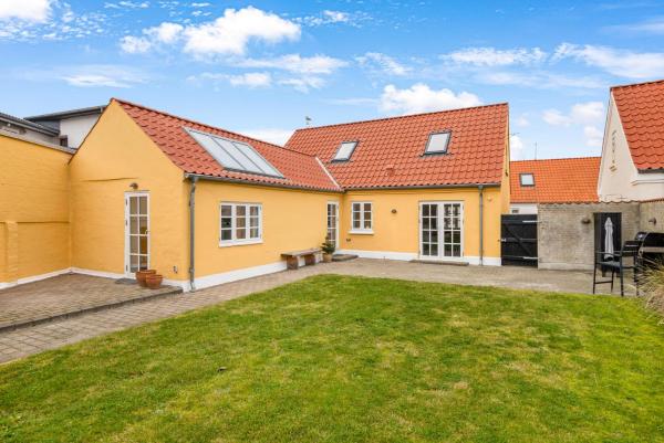 Kirkegade 4 - Lovely Holiday Home In The Heart Of Løkken, Løkken