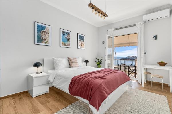 På billedet ses objektet On The Port: Studio beliggende i byen Rafina.
