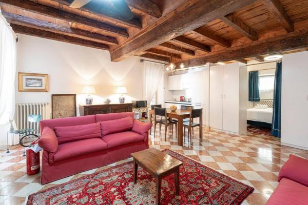 A la foto es mostra l'objecte Casa di Mezzo nel cuore di Salò situat a la ciutat de Salò.