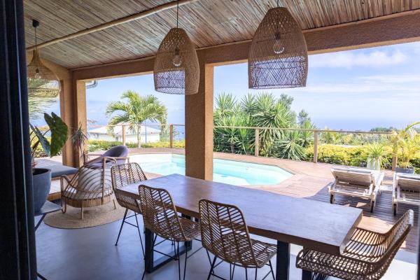 На фото показан объект Villa cactus avec piscine et vue mer, расположенный в городе Le Barrage.