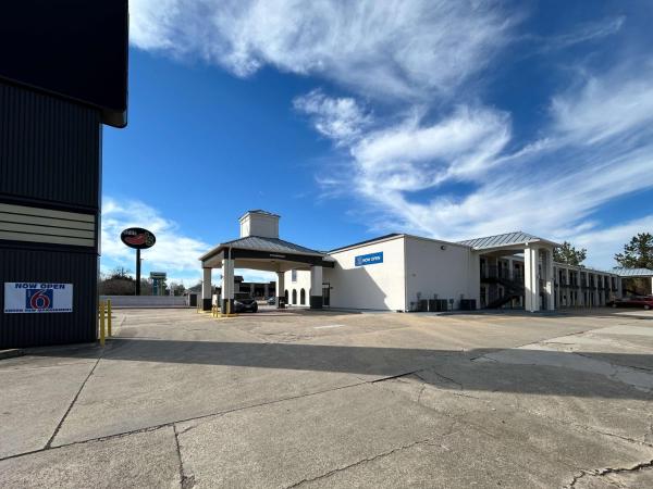 På billedet ses objektet Motel 6 Denham Springs, LA beliggende i byen Walker.
