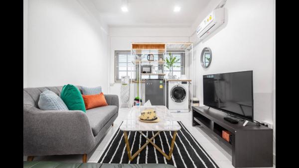 Na zdjęciu widoczny jest obiekt 168 House 4A4B 350m BTS Krungton Buri near Icon Siam położony w mieście Godown.