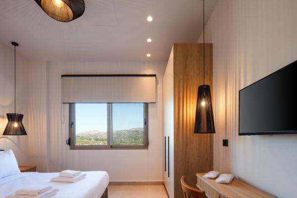 Na fotografii je vidět objekt Panorama Luxury Suites nacházející se ve městě Spílion.
