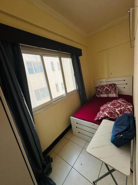 Na zdjęciu widoczny jest obiekt Partition Rooms in Deebaj Hotel Apartment położony w mieście Dubaj.