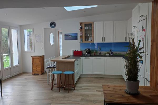 На фото показан объект Maison spacieuse 50 m de la plage, расположенный в городе Уистреам.