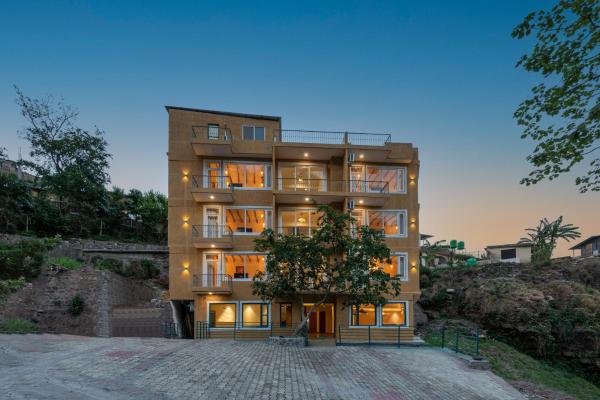 På billedet ses objektet Ekawa Ganga by Lawrence Hotels beliggende i byen Rishikesh.