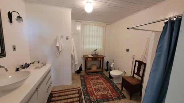 Na zdjęciu widoczny jest obiekt Casa com praia na beira da represa położony w mieście Itatinga.