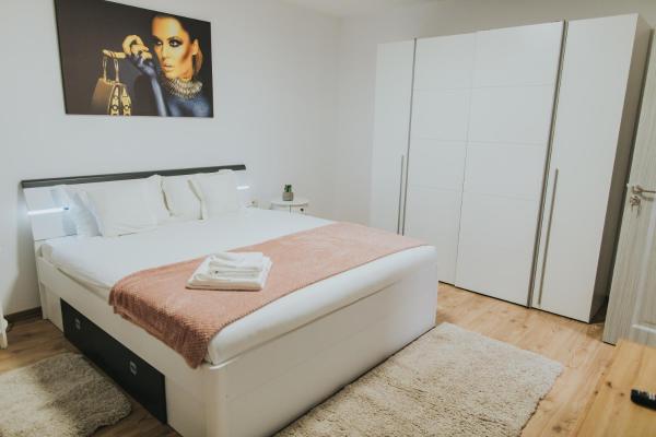 Na zdjęciu widoczny jest obiekt Alessandra-Aparthotel położony w mieście Turtureşti.