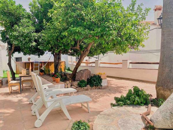 Na fotografii je vidět objekt La Palmera. Casa rural con piscina privada. nacházející se ve městě Benadalid.