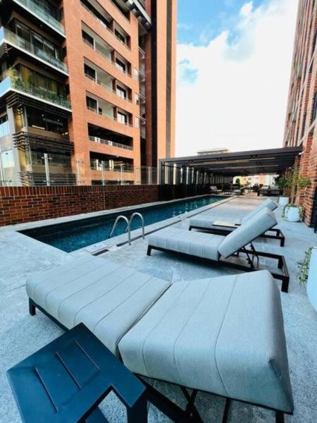 Napoles 2BR Zona 10 Luxury Suite - AC, Pool, Gym & View, Guatemala