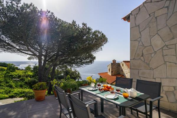 A la foto es mostra l'objecte WHome Wilderness Escape: Secluded Haven for Remote Work situat a la ciutat de Azoia.