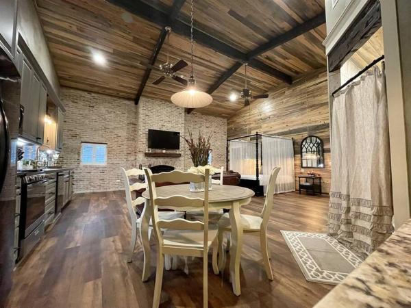 På billedet ses objektet Elegant Country Cottage beliggende i byen China Springs.