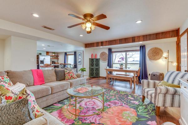 På billedet ses objektet Lakefront Graford Home with Fire Pit and Private Dock! beliggende i byen Graford.