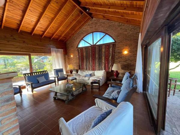 A la foto es mostra l'objecte Casa espaciosa frente a la playa situat a la ciutat de Pinamar.