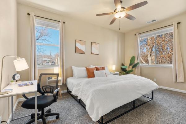 A la foto es mostra l'objecte MidTown Hideaway Fire Pit and King Beds situat a la ciutat de Reno.