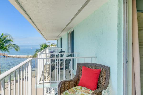 A la foto es mostra l'objecte Beachfront Tavernier Abode with Balcony and Bay Views! situat a la ciutat de Tavernier.