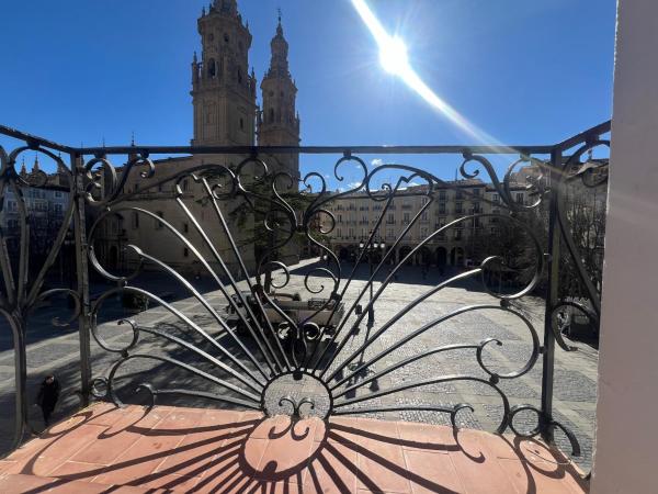 Na fotografii je vidět objekt La Redonda Catedral Ascensor by Apartamentos Logrono nacházející se ve městě Logroño.