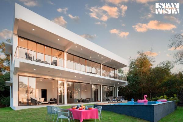 Na fotografii je vidět objekt Wildflower Villa by StayVista - Poolside retreat with contemporary interiors & indoor activities nacházející se ve městě Zirad.