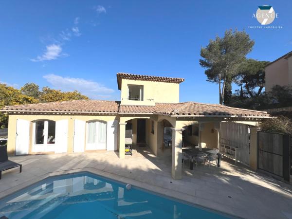 A la foto es mostra l'objecte Villa 6 personnes avec piscine privée situat a la ciutat de Sainte-Maxime.