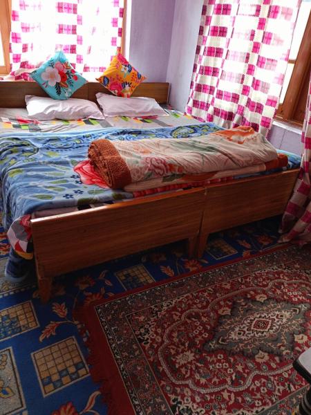 A la foto es mostra l'objecte Queen Palace guest house situat a la ciutat de Srinagar.