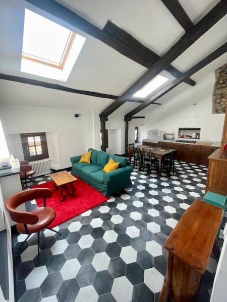 照片显示了位于Pontinvrea市的La Loggia物件。