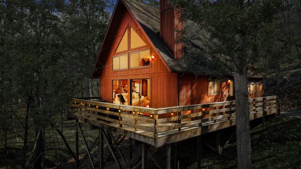 A la foto es mostra l'objecte Chalet w Huge Deck, Grill, WiFi, Mins to Bryce! situat a la ciutat de Basye.
