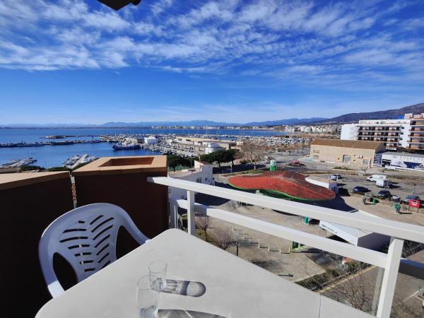A la foto es mostra l'objecte 3140 ROCMAR 7 5-A, EXCELENTE SITUACIÓN FRENTE AL PUERTO PESQUERO Y CON VISTA A LA BAHÍA. ULTIMA PLANTA DEL EDIFICIO. GRAN PARKING PÚBLICO DELANTE. - ES-258-9 situat a la ciutat de Roses.