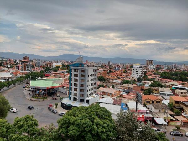 The photo shows the Moderno y Elegante Departamento Cala Cala located in the city of Cochabamba.