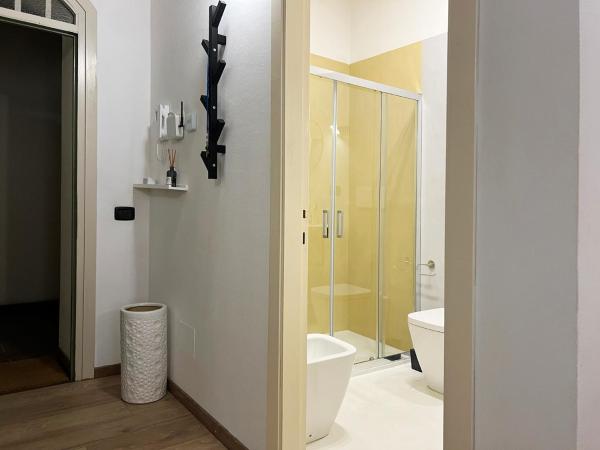 Photo 9 : Central with hydromassage shower and elevator
