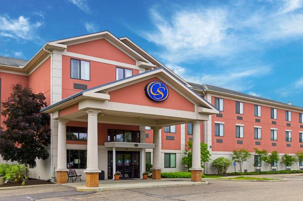 Na fotografii je vidět objekt Comfort Suites nacházející se ve městě Aurora.