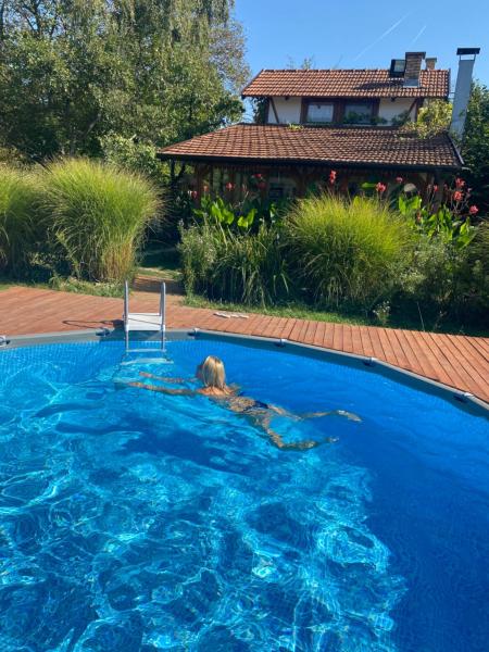 På billedet ses objektet Morava Garden - Village Tourism beliggende i byen Krušar.