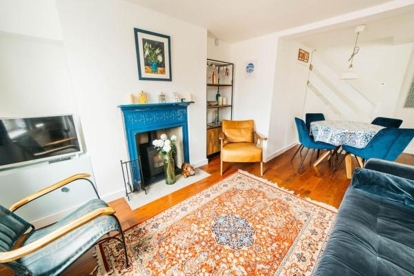 Charming & Stylish 2-Bed House - 20 min Walk to Centre, Bath