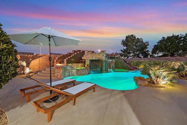 Luxury 5BR Villa Pool Hot Tub RV Friendly, Las Vegas