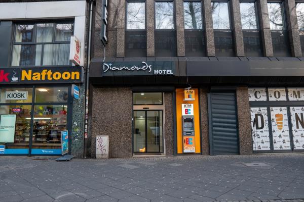 Diamonds Hotel, Kolonia