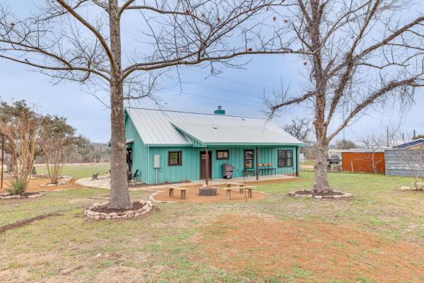 La photo montre l'objet Country Home Near Fredericksburg Fire Pit and Grill situé dans la ville de Doss.