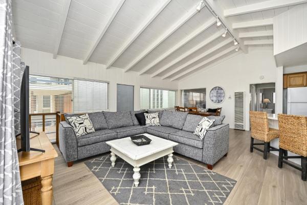 Foto 2: Oceanfront Triplex on Boardwalk with Ocean Views and Patio
