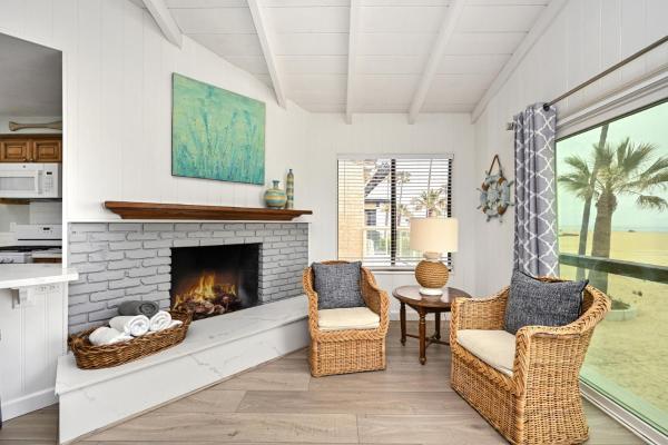 Foto 7: Oceanfront Triplex on Boardwalk with Ocean Views and Patio