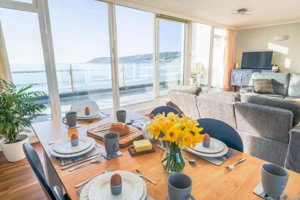 A la foto es mostra l'objecte Stunning seaside penthouse apartment with balcony situat a la ciutat de Newlyn.