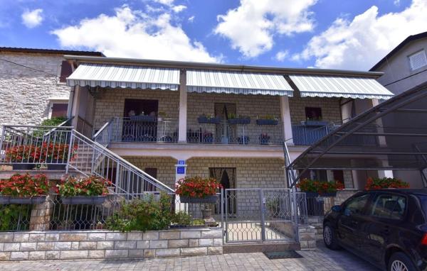 På billedet ses objektet Apartments with parking space Murine, Umag - 22510 beliggende i byen Umag.