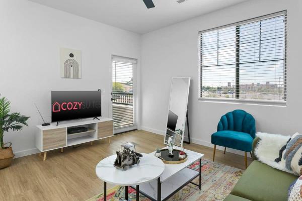 Na zdjęciu widoczny jest obiekt CozySuites Glendale by the stadium with pool 08 położony w mieście Glendale.