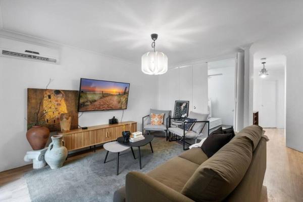 The photo shows the 3br unit Stylish retreat SouthPerth located in the city of Perth.